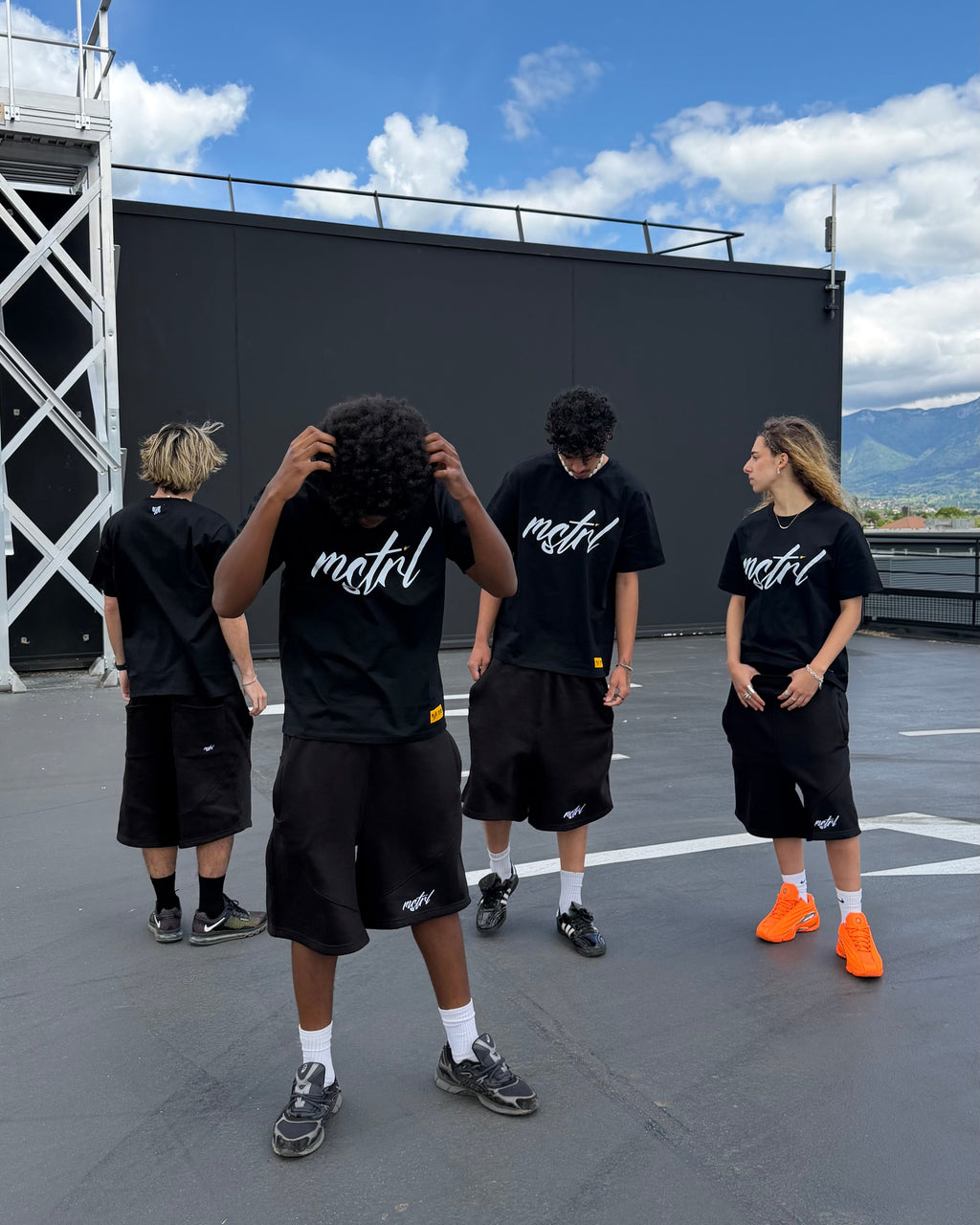 BLACK SIGNATURE TEE