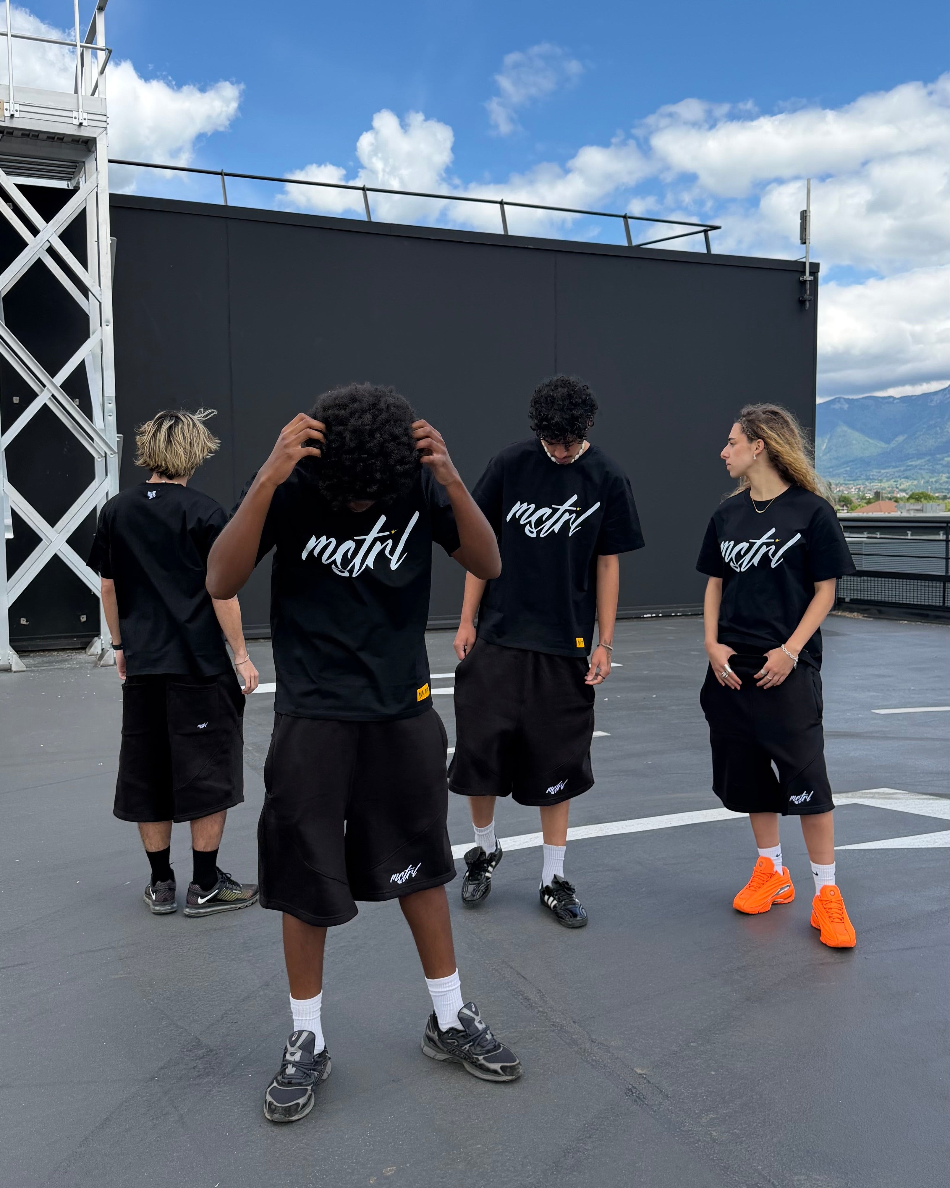 BLACK SIGNATURE TEE
