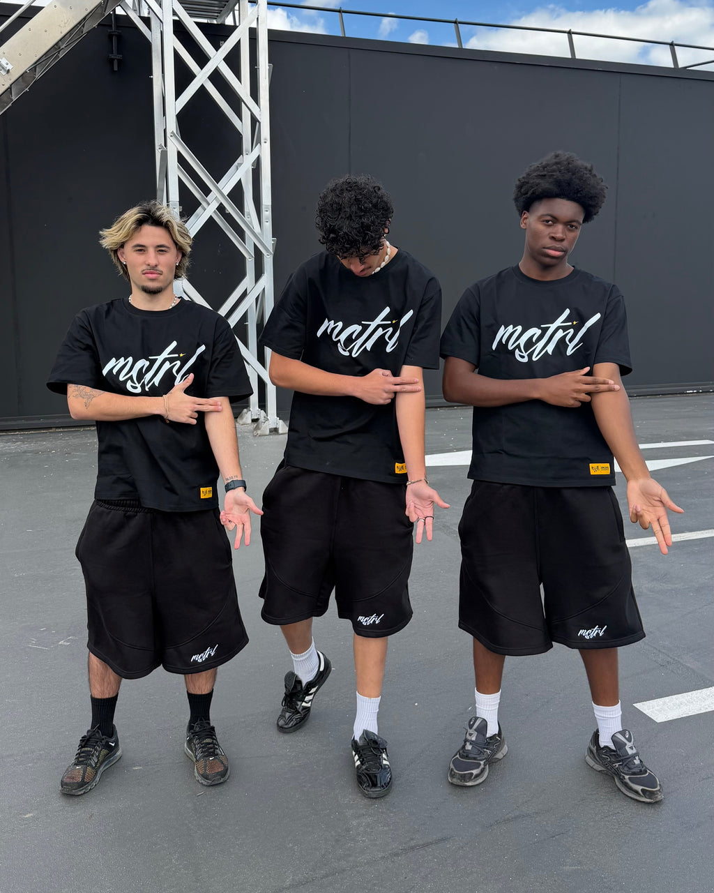 BLACK SIGNATURE TEE