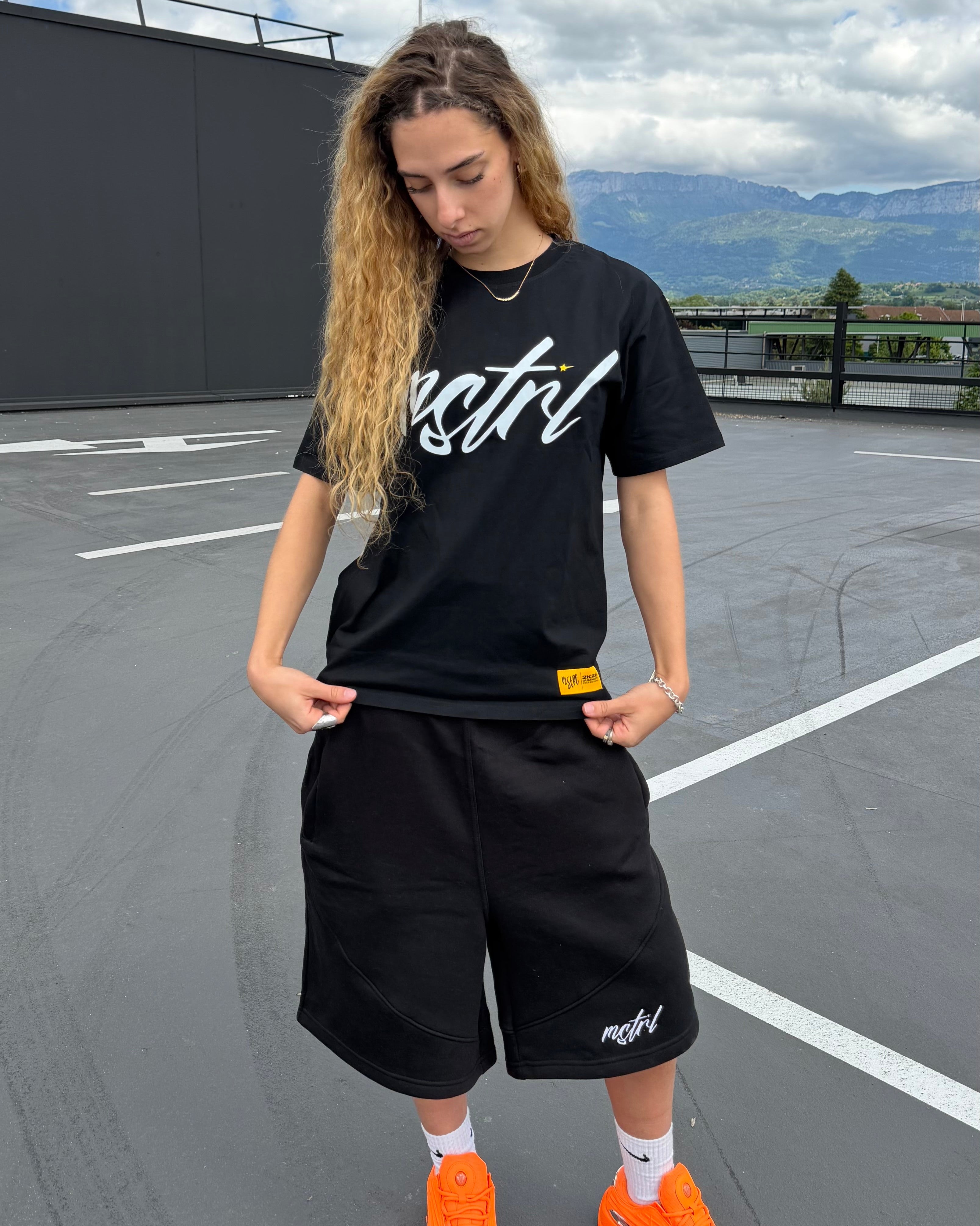 BLACK SIGNATURE TEE