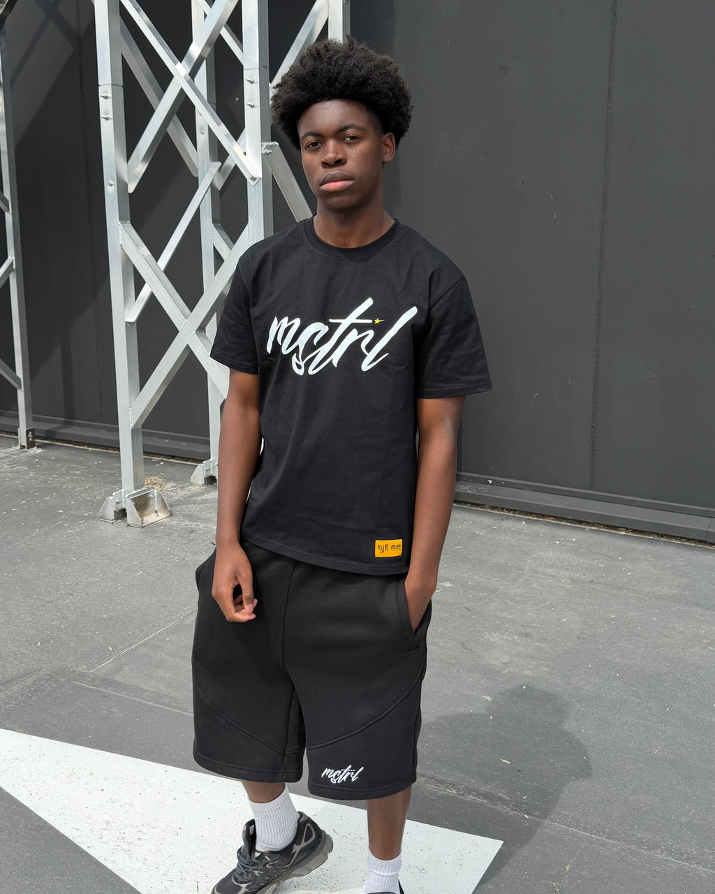BLACK SIGNATURE TEE