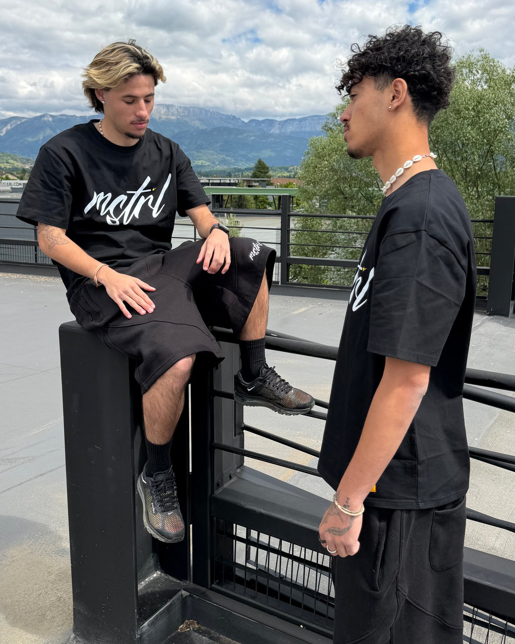 BLACK SIGNATURE TEE
