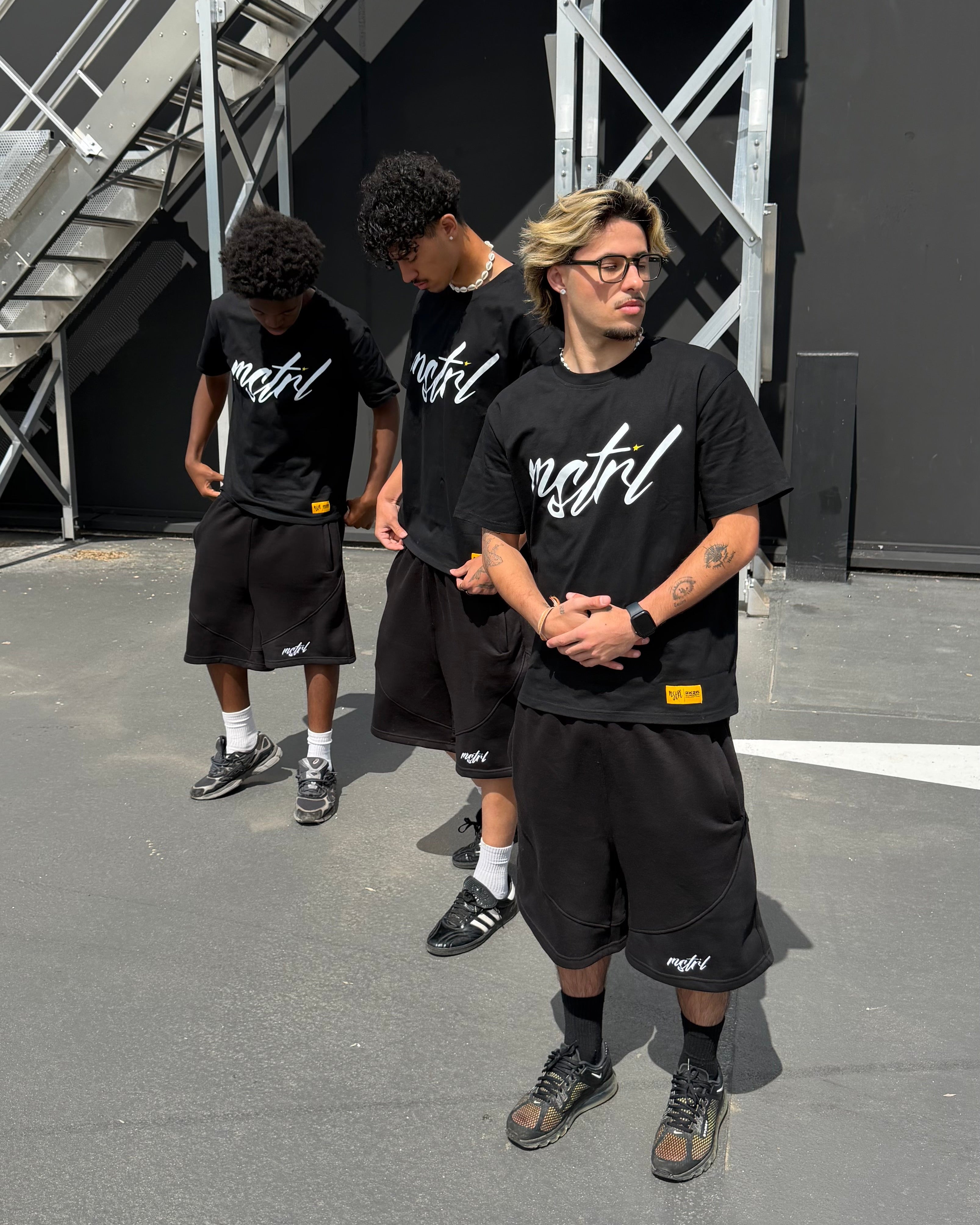 BLACK SIGNATURE TEE